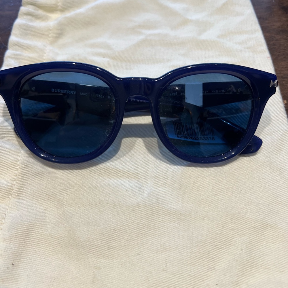 Burberry BE4439 Round Sunglasses – Shiny Navy Blue – New